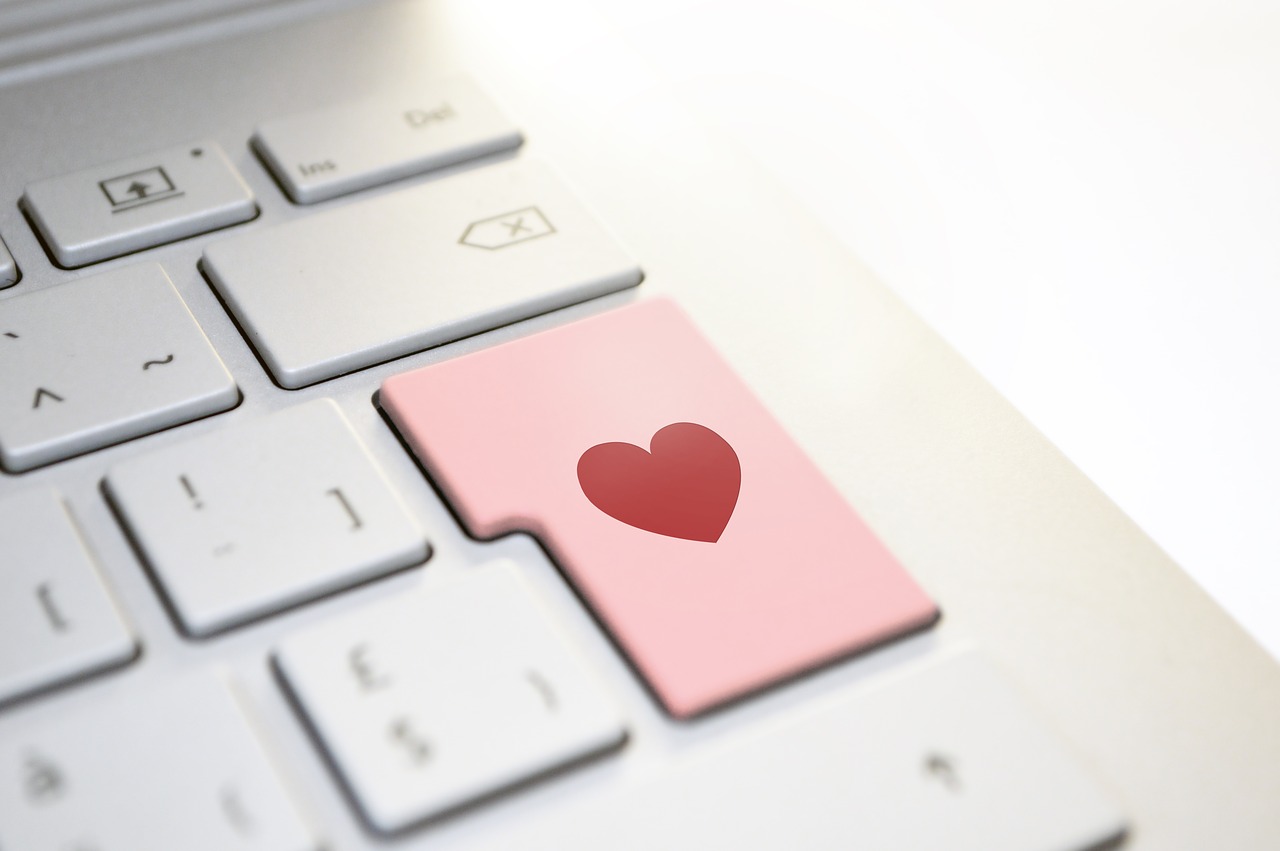 Szerelem a Tinderen? – Az internetes társkeresés előnyei és buktatói - KötőSzó