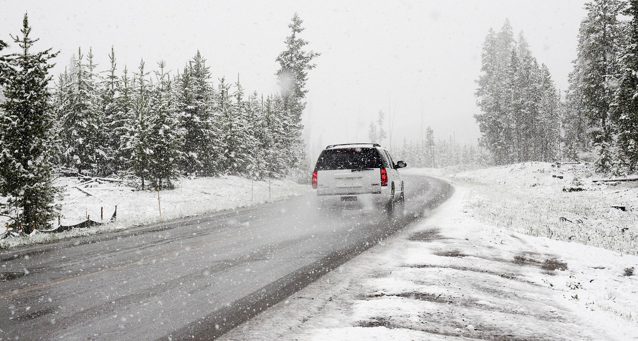 Téli autózás – tippek hölgyeknek
